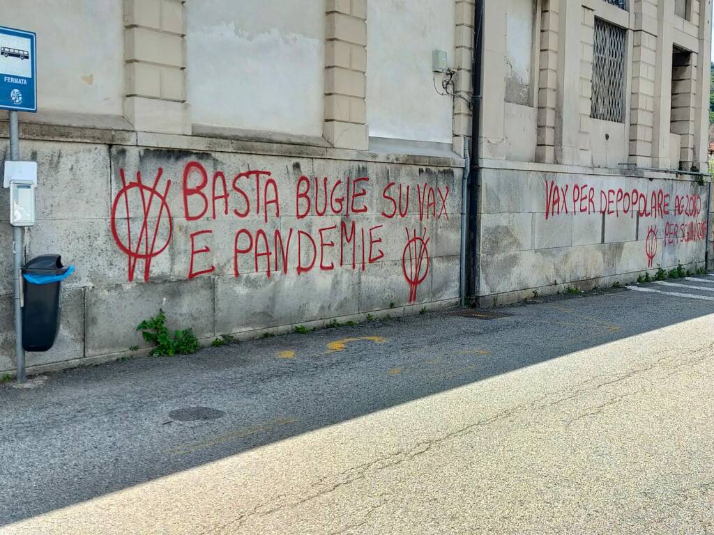 scritte no vax esterno cimitero maggiore di como notte