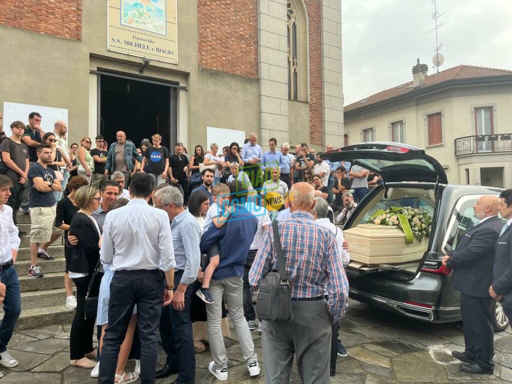 funerale elena molteni maestra istituto coprensivo cantù gente sul sagrato chiesa san michele