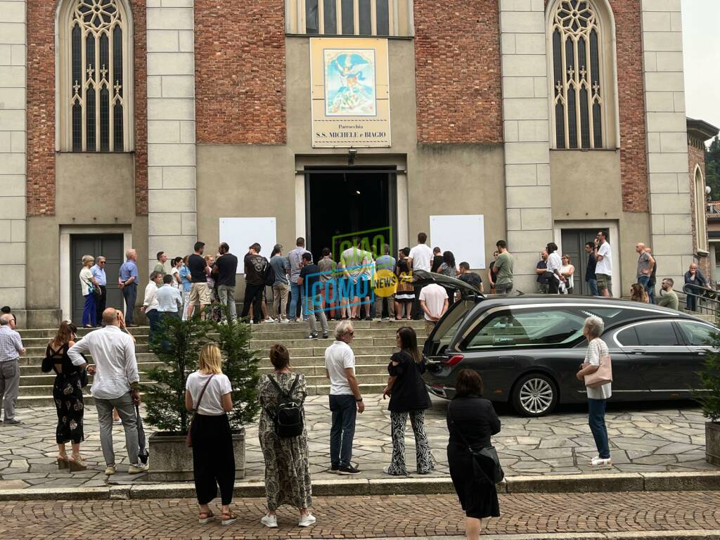 funerale elena molteni maestra istituto coprensivo cantù gente sul sagrato chiesa san michele