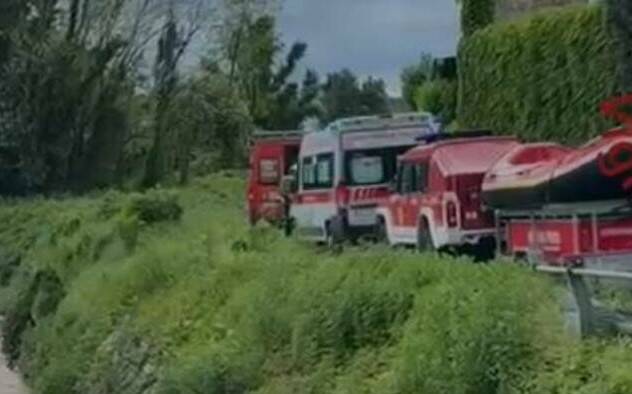 generica vigili del fuoco ricerche fiume ambulanza