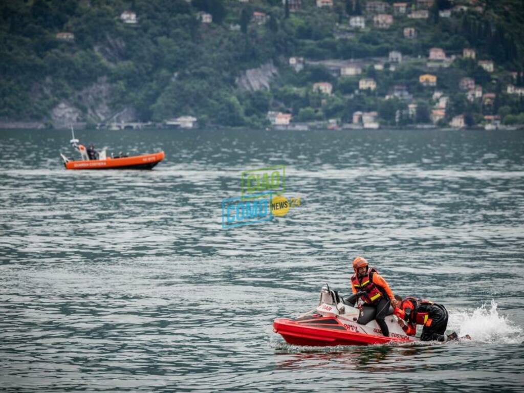 guardia costiera a menaggio immagini esercitazione in acqua e inaugurazine con salvini fermi sindaco