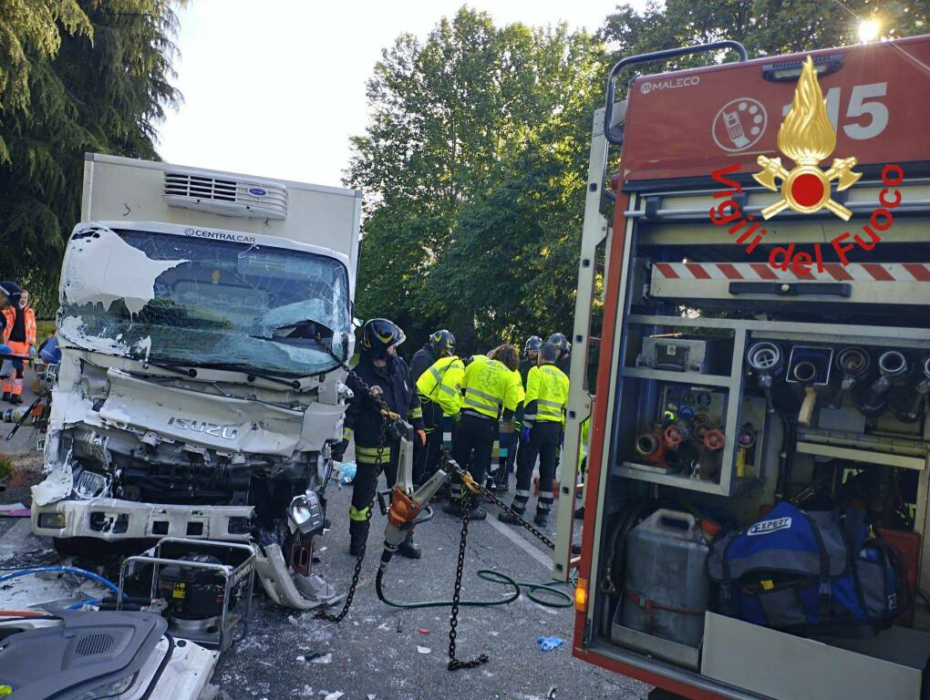 incidente oggi erba scontro tra auto e camion 