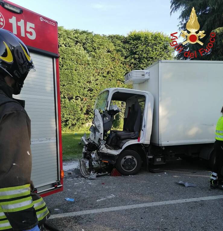 incidente oggi erba scontro tra auto e camion 