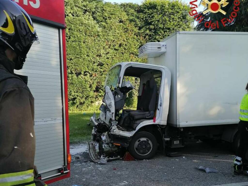 incidente oggi erba scontro tra auto e camion 