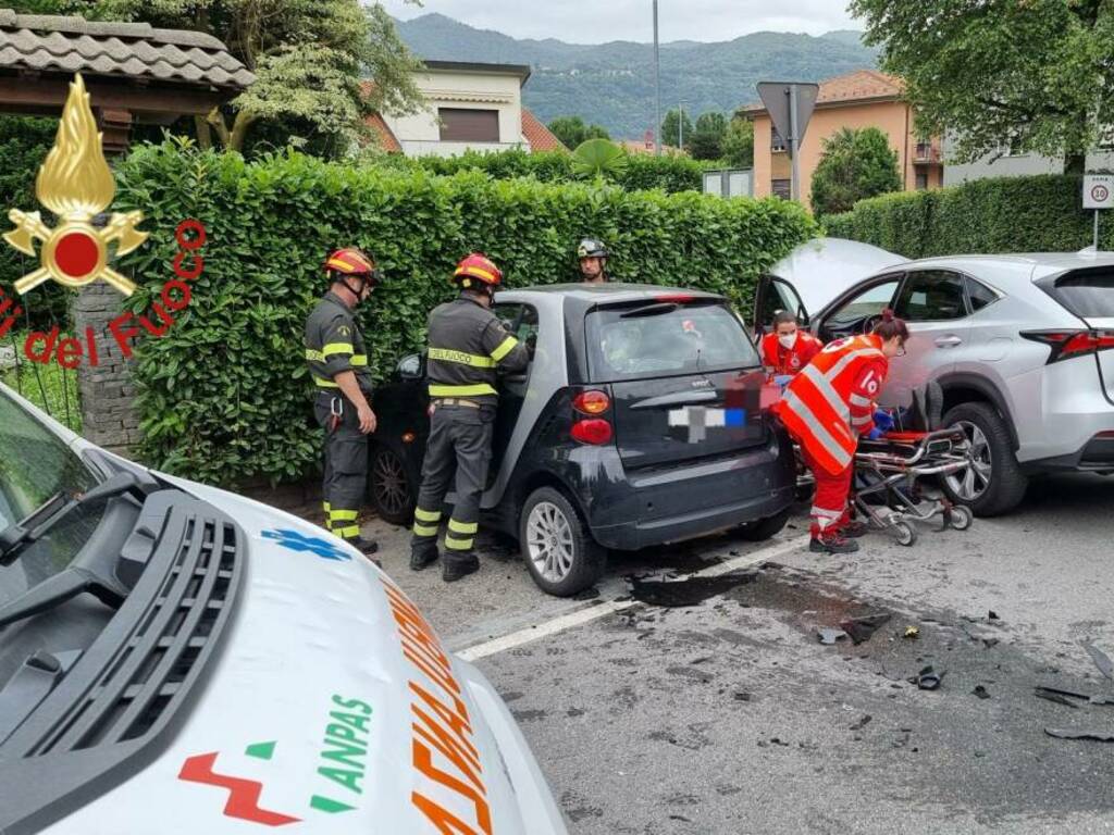 incidente tra auto scontro frontae via oltrecolle lora