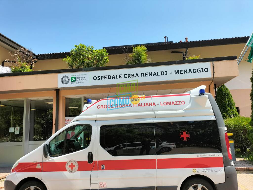 ospedale renaldi di menaggio esterno della struttura con ambulanza