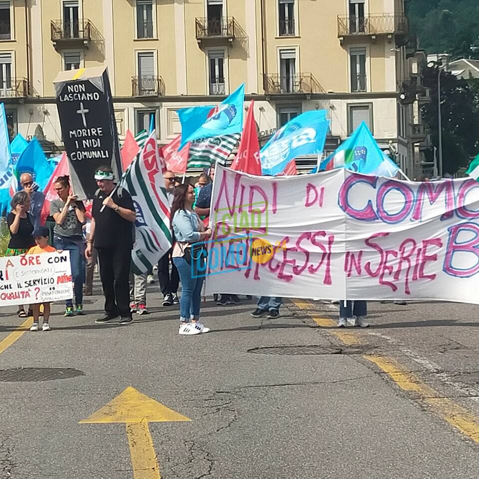 protesta mamme di como strade di como contro chiusura nidi manifestanti sindacati corteo