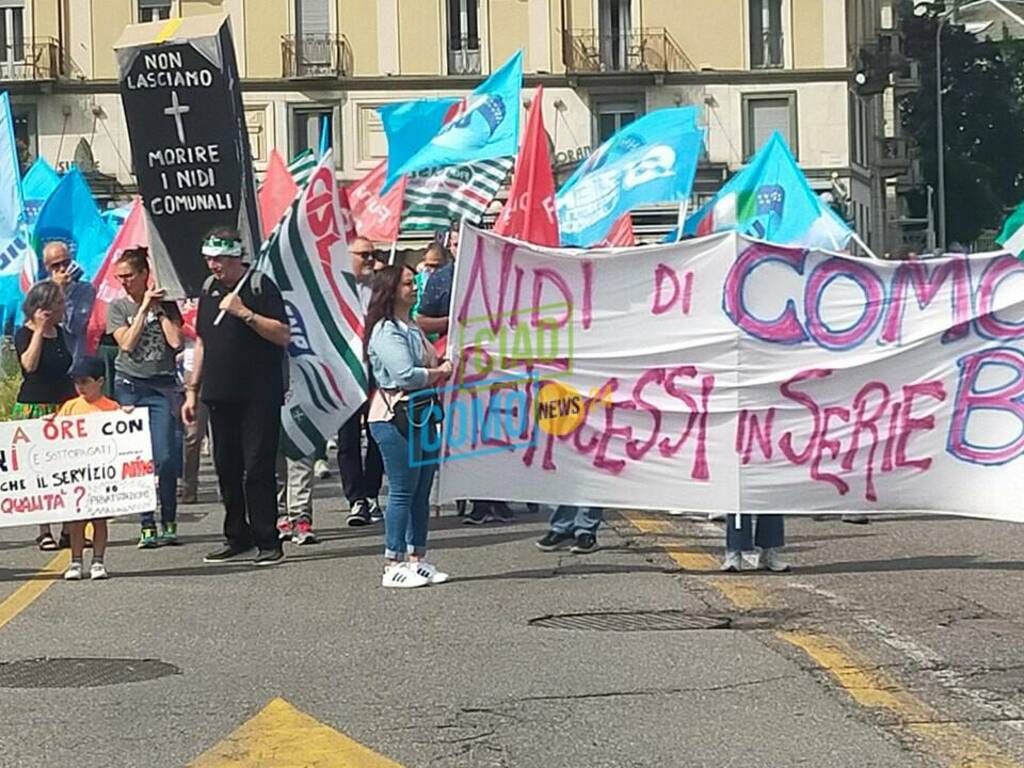 protesta mamme di como strade di como contro chiusura nidi manifestanti sindacati corteo