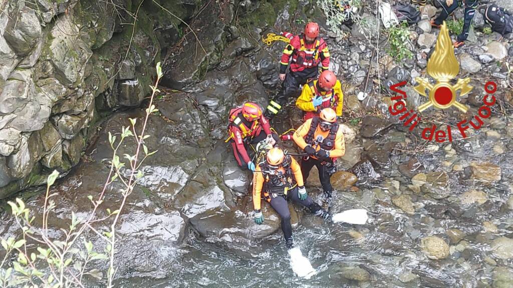 ragazzo si tuffa nel lambro a caslino e annega recupoero sub vigili del fuoco