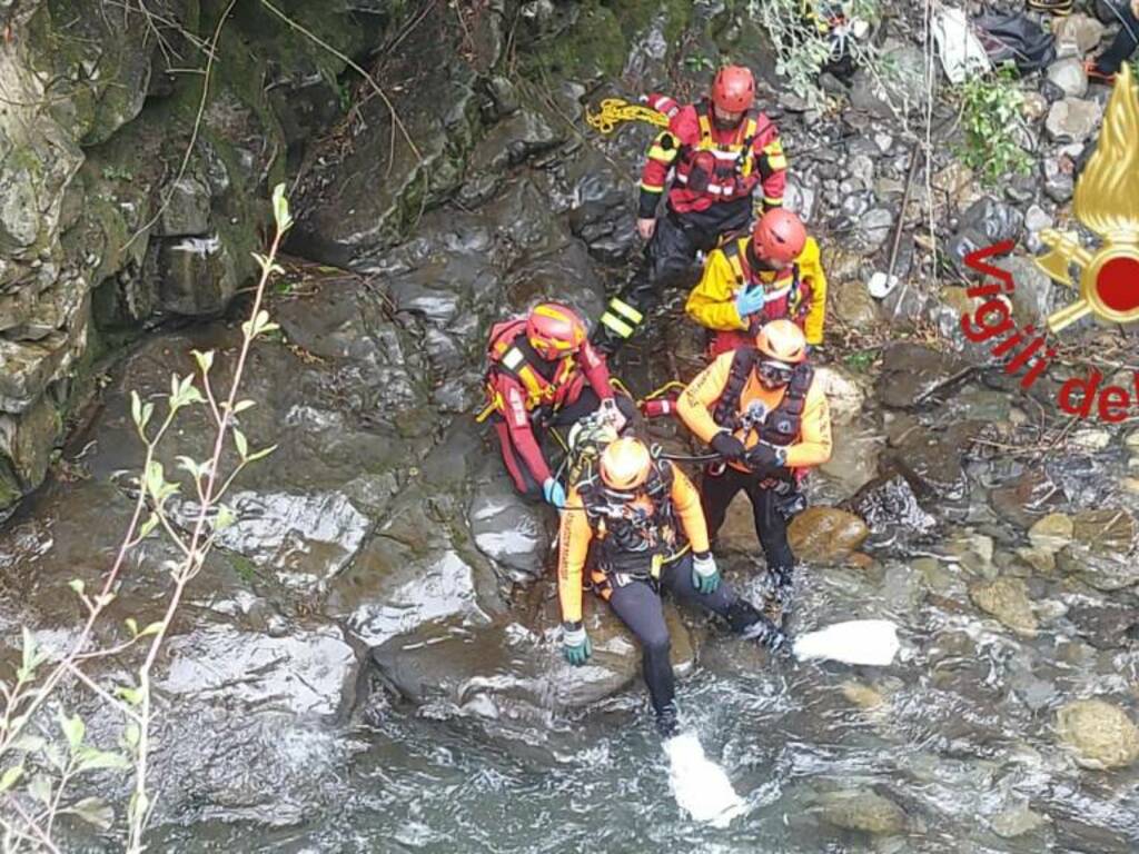 ragazzo si tuffa nel lambro a caslino e annega recupoero sub vigili del fuoco