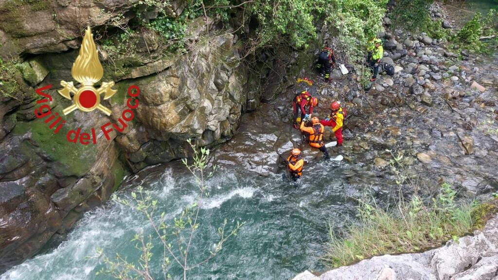 ragazzo si tuffa nel lambro a caslino e annega recupoero sub vigili del fuoco