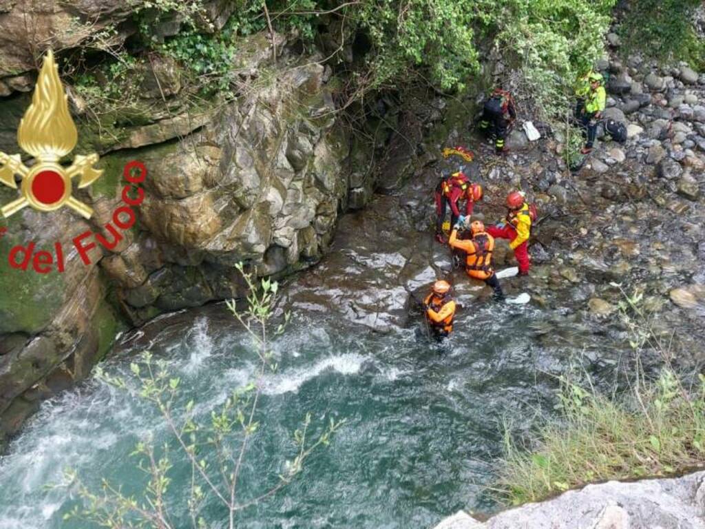 ragazzo si tuffa nel lambro a caslino e annega recupoero sub vigili del fuoco