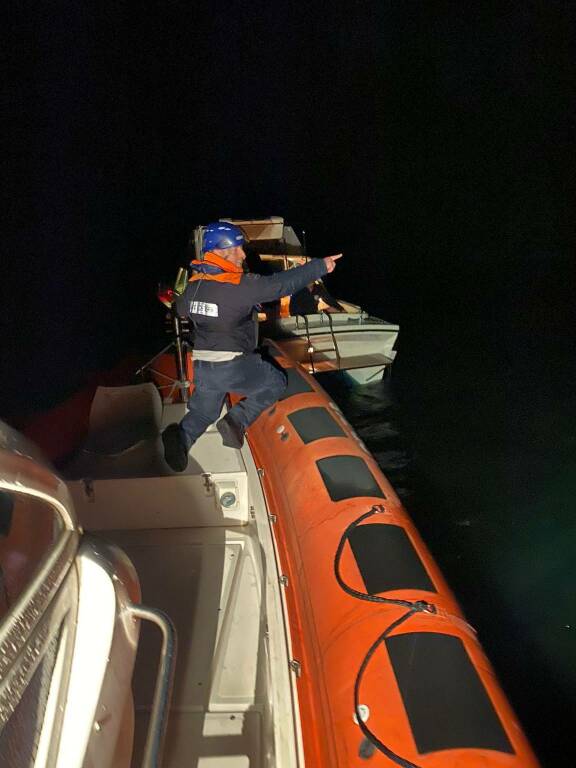 soccorsi imbarcazioni di notte in difficoltà da parte guardia costiera sul lago dopo fuochi isola