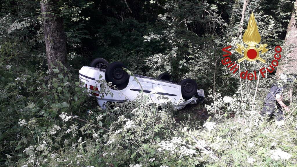 vigili del fuoco auto ribaltata cucciago dopo uscita di strada