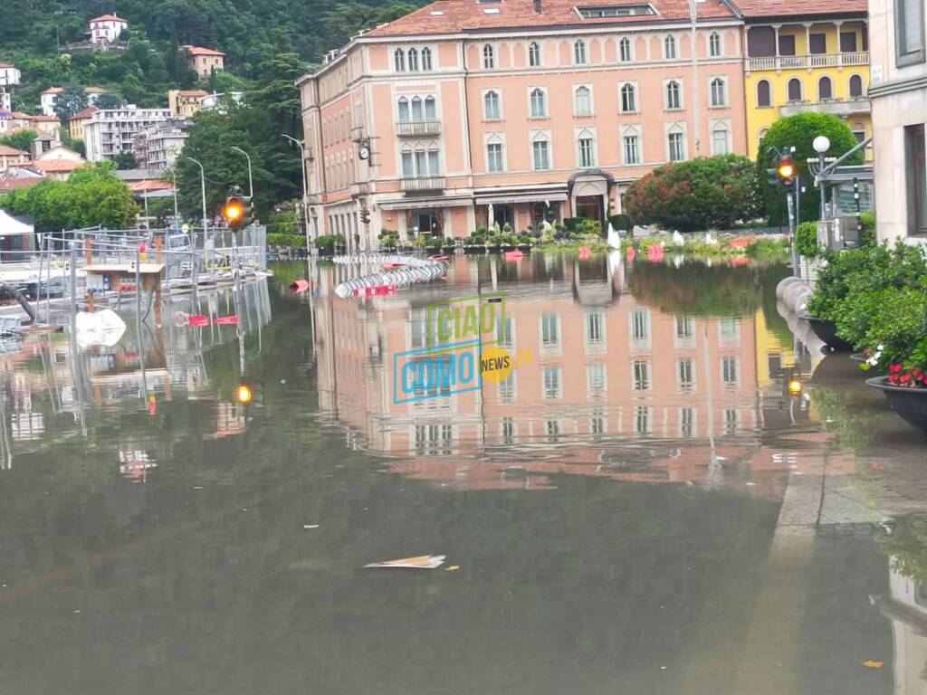 allagamento piazza cavour e lungolago como questa mattina