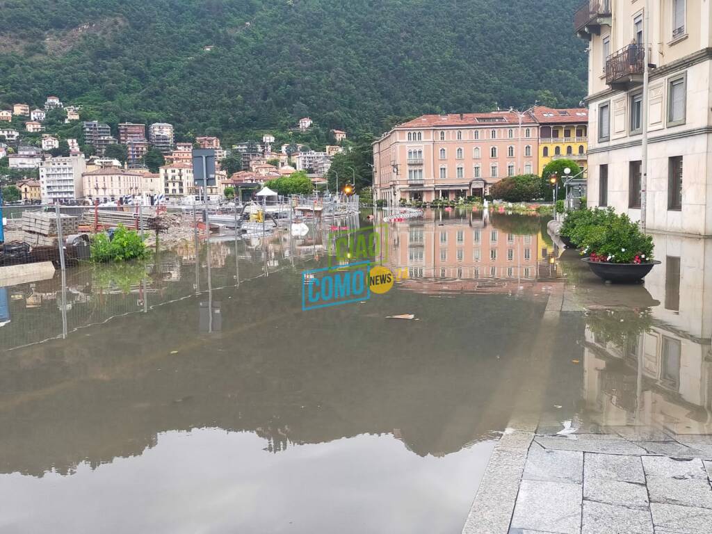 allagamento piazza cavour e lungolago como questa mattina