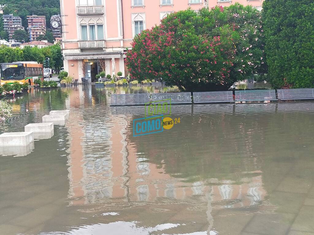 allagamento piazza cavour e lungolago como questa mattina