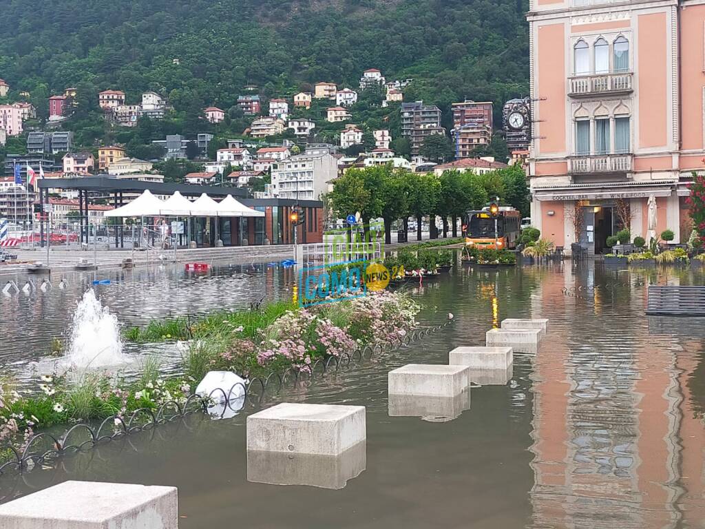 allagamento piazza cavour e lungolago como questa mattina