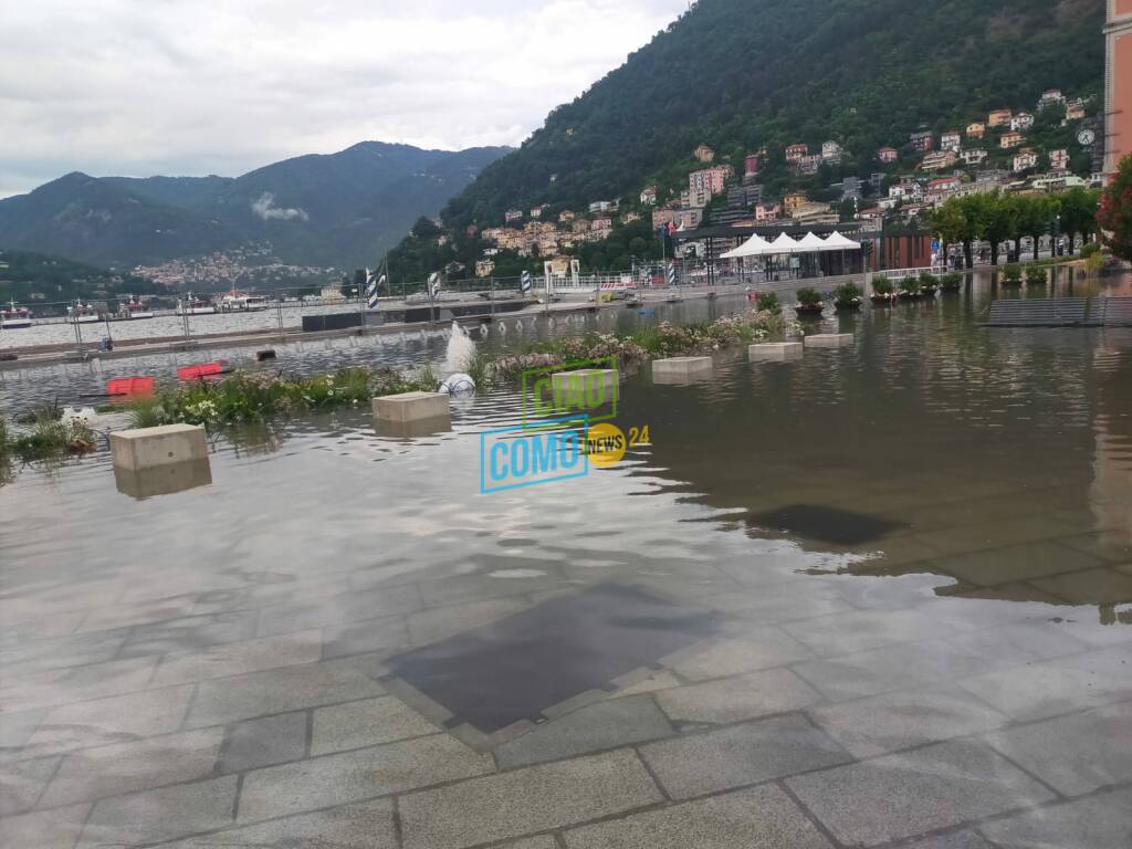 allagamento piazza cavour e lungolago como questa mattina