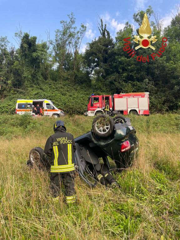 auto si ribalta albavilla via Ix agosto auto nel prato ribaltata