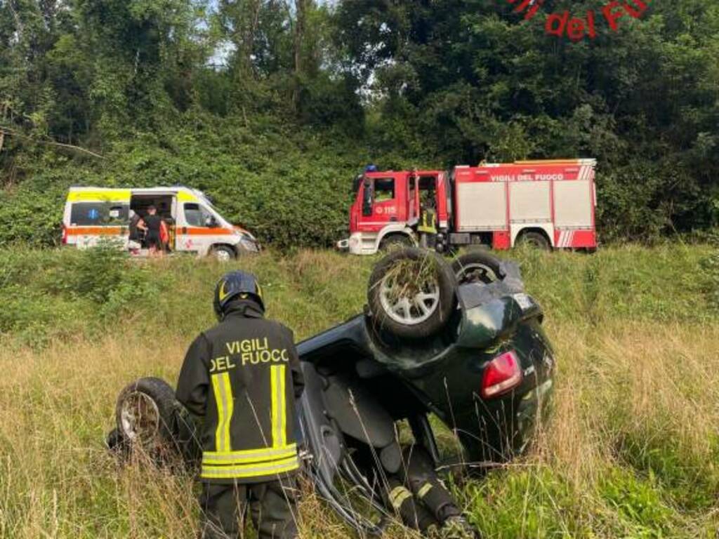 auto si ribalta albavilla via Ix agosto auto nel prato ribaltata