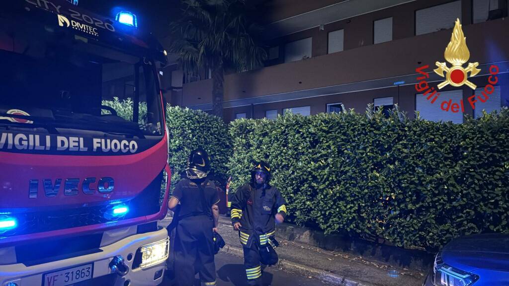 camerlata via badone incendio appartamento occupato abusivamente esterno vigili del fuoco