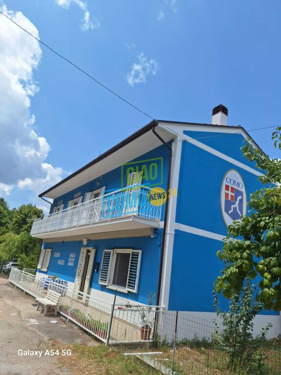 casa lariana a sant'angelo dei lombardi (avellino) di un tifoso del como: tutta con i colori del como