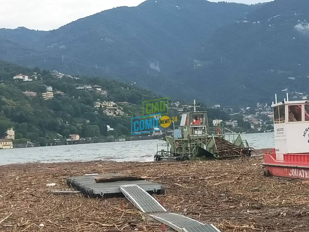 distesa detriti hangar di como dopo maltempo ieri sul lago