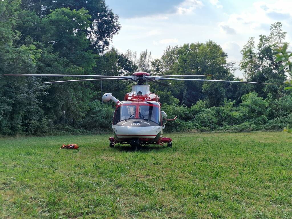 elicotetro vigili deol fuoco a montorfano per ricerca persona scomparsa elicottero vigili fuoco a terra