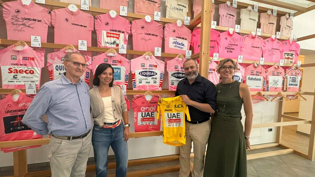 foto maglie rosa e gialla di Tadej Pogacar donate oggi al  Museo del ciclismo del ghisallo