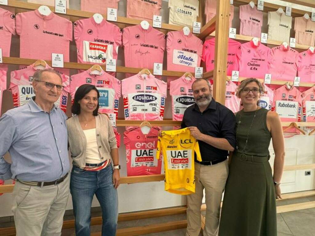 foto maglie rosa e gialla di Tadej Pogacar donate oggi al  Museo del ciclismo del ghisallo