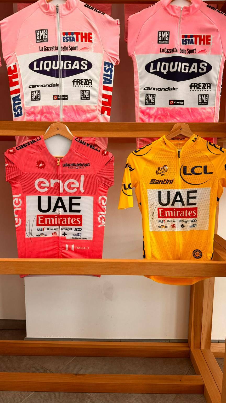 foto maglie rosa e gialla di Tadej Pogacar donate oggi al  Museo del ciclismo del ghisallo