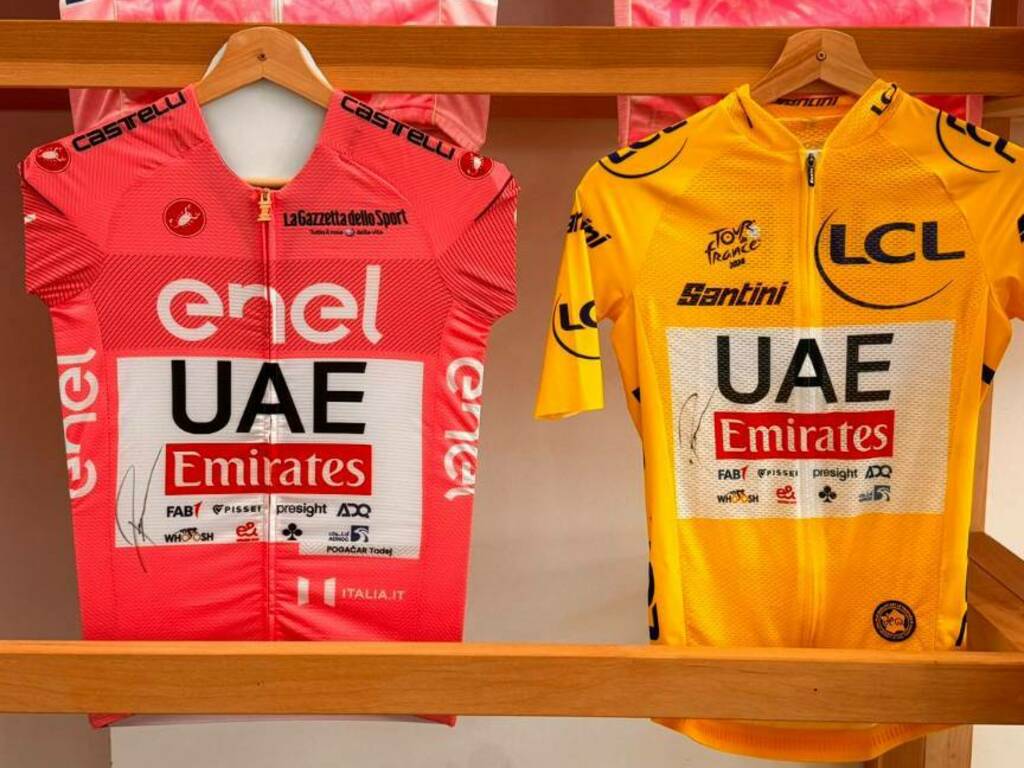 foto maglie rosa e gialla di Tadej Pogacar donate oggi al  Museo del ciclismo del ghisallo