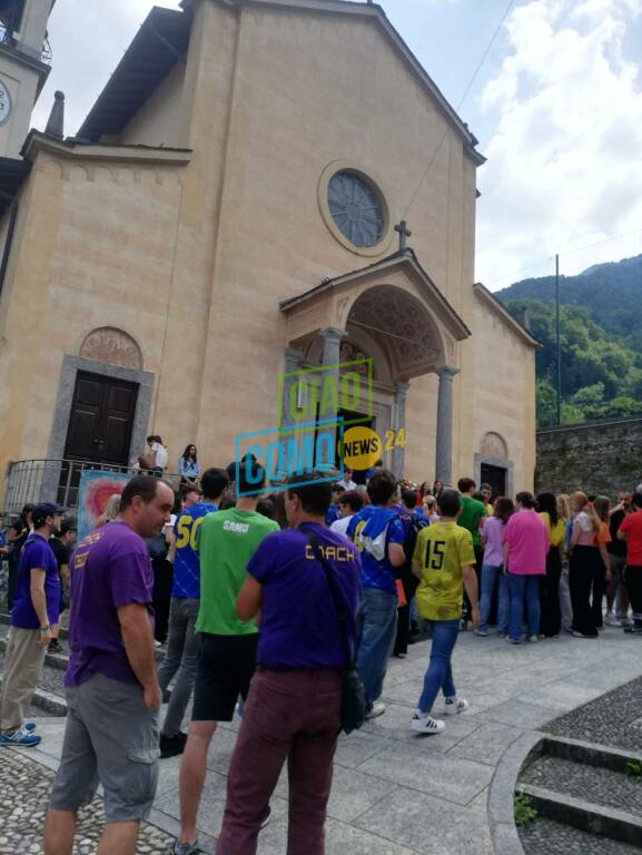 funerale giovanni rinaldi a lezzeno ragazzi chiesa e cimitero pieno di amici