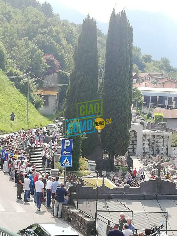 funerale giovanni rinaldi a lezzeno ragazzi chiesa e cimitero pieno di amici