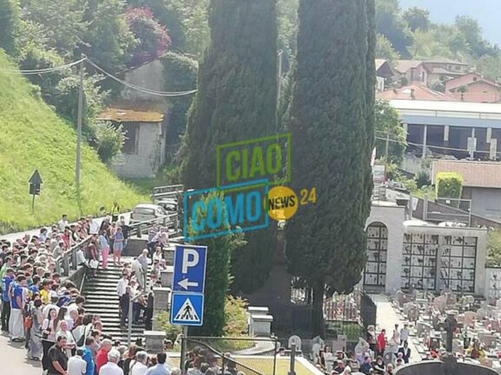 funerale giovanni rinaldi a lezzeno ragazzi chiesa e cimitero pieno di amici