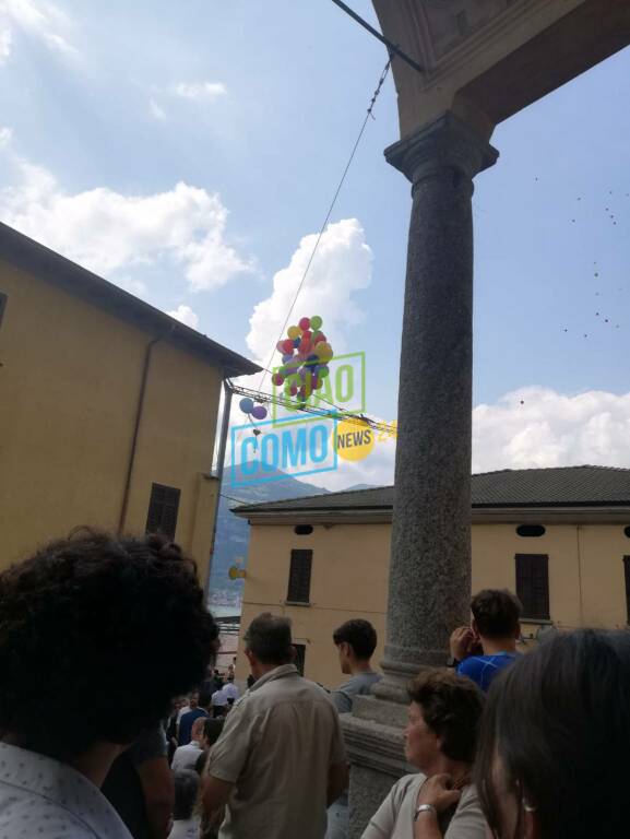 funerale giovanni rinaldi a lezzeno ragazzi chiesa e cimitero pieno di amici