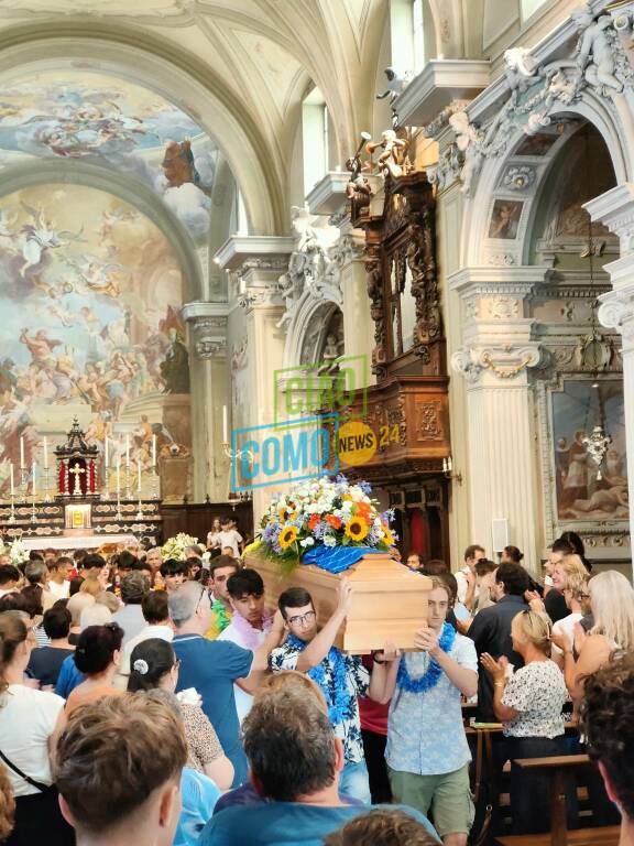 funerale giovanni rinaldi a lezzeno ragazzi chiesa e cimitero pieno di amici