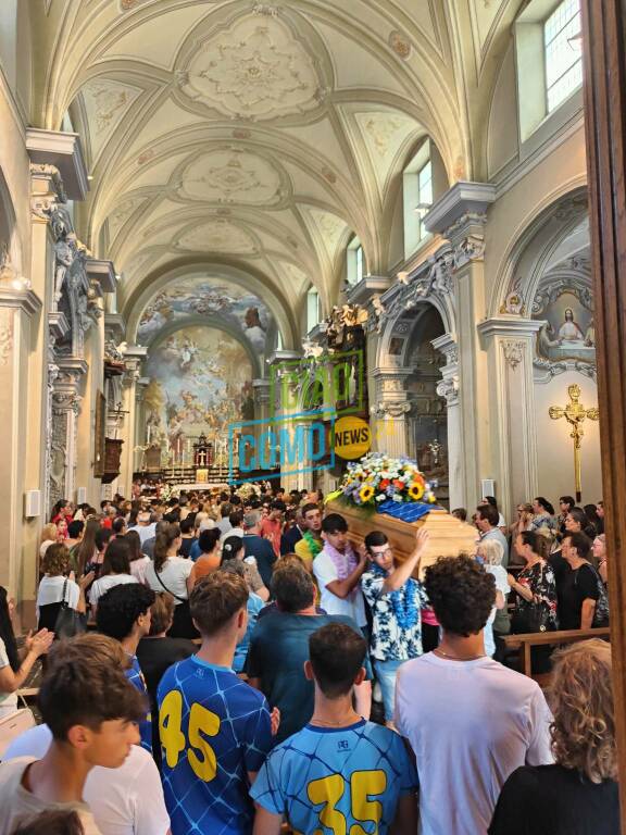 funerale giovanni rinaldi a lezzeno ragazzi chiesa e cimitero pieno di amici