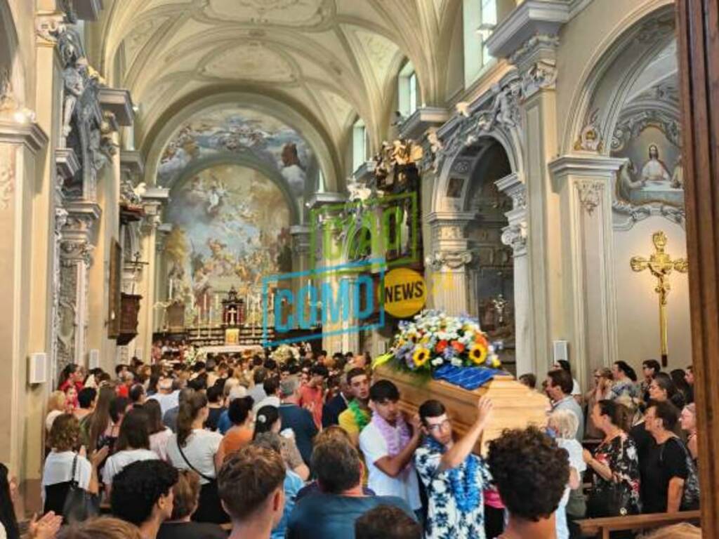 funerale giovanni rinaldi a lezzeno ragazzi chiesa e cimitero pieno di amici