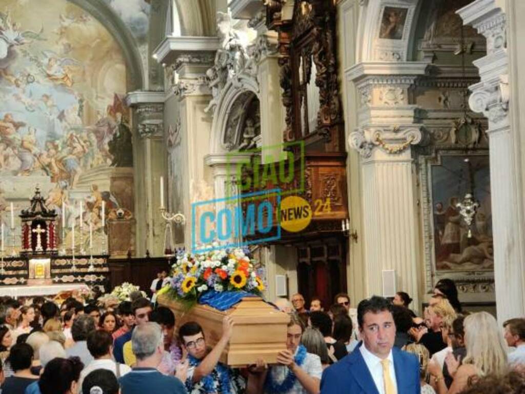 funerale giovanni rinaldi a lezzeno ragazzi chiesa e cimitero pieno di amici