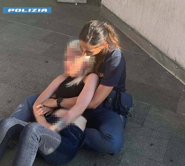 Ragazza salvata suicidio polizia