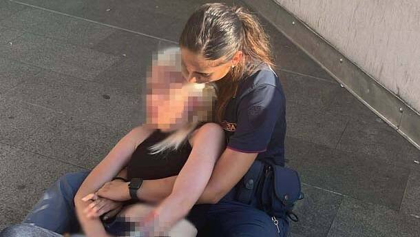 Ragazza salvata suicidio polizia