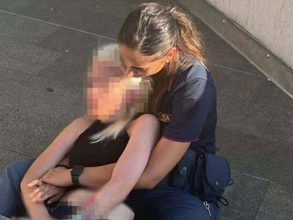 Ragazza salvata suicidio polizia