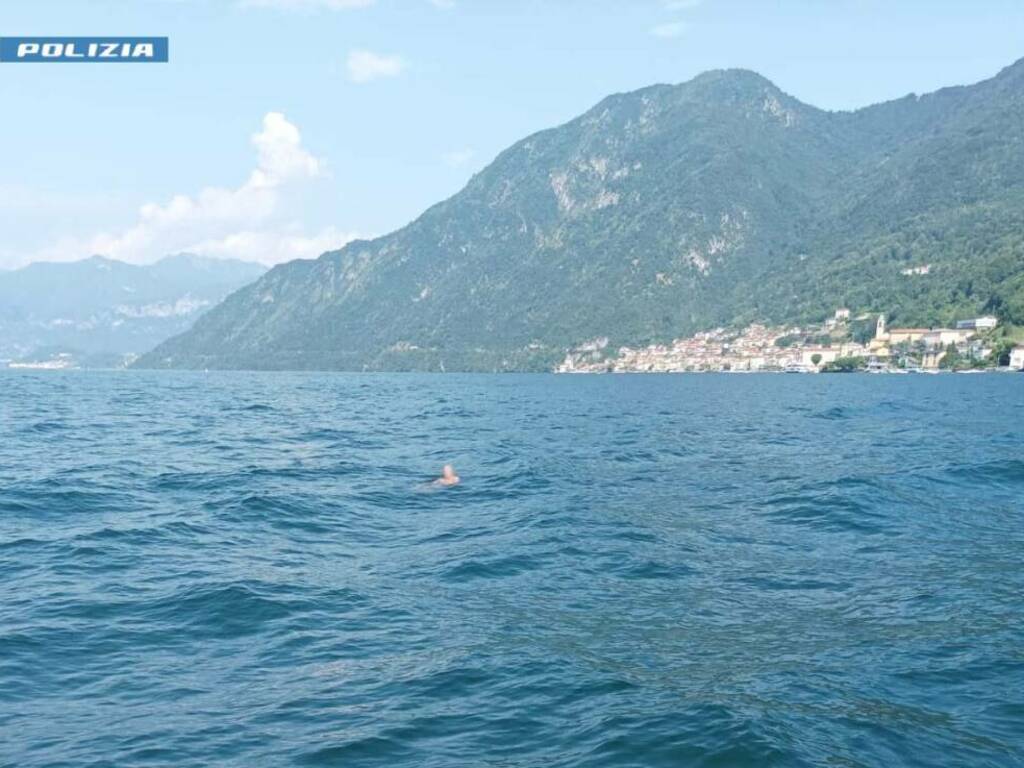 Agenti polizia salvano uomo nel lago a Lezzeno