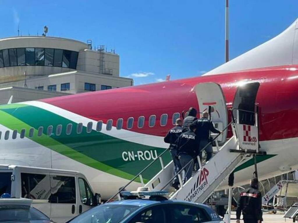 immigrato irregolare messo su aereo rimpatrio forzato polizia di como, agenti