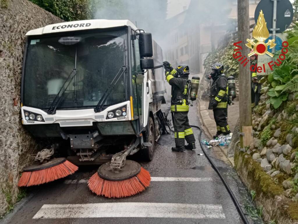 incendio spazzatrice stradale stamane a lomazzo ed auto ieri sera bizzarone via santa margherita