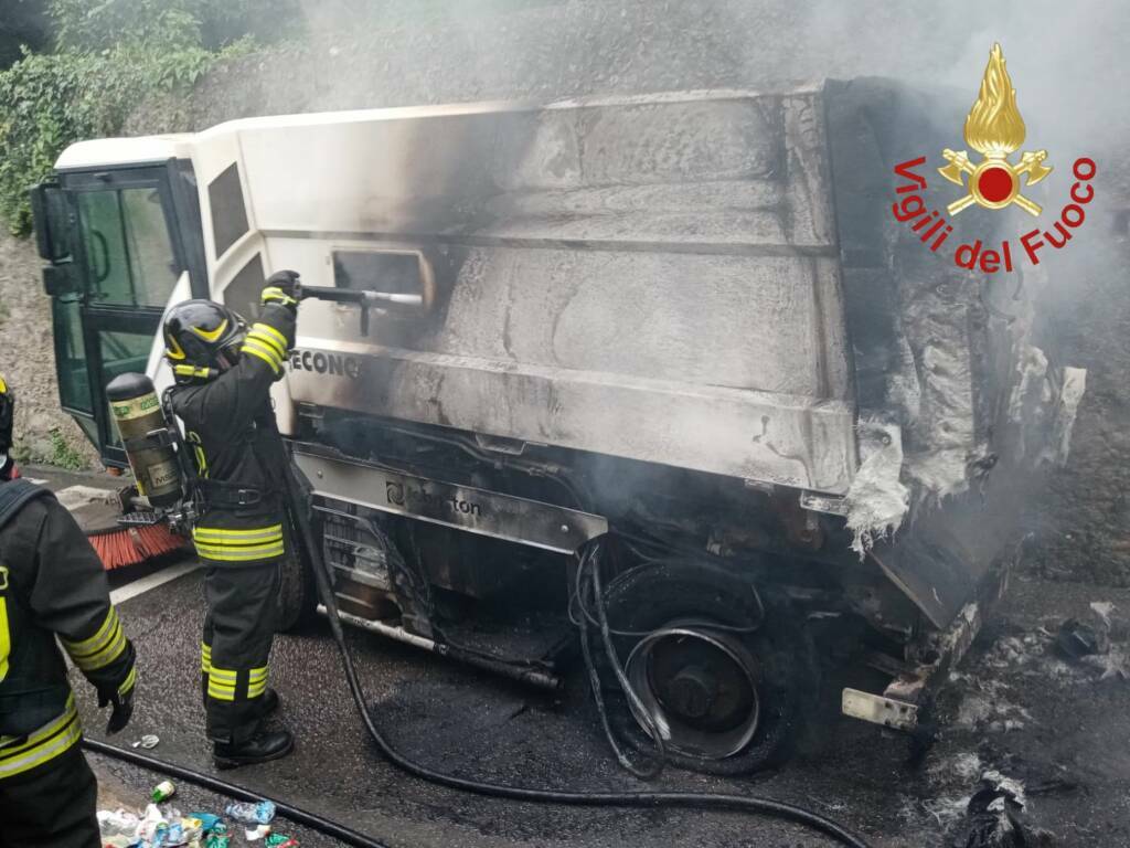 incendio spazzatrice stradale stamane a lomazzo ed auto ieri sera bizzarone via santa margherita