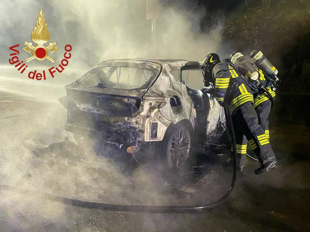 incendio spazzatrice stradale stamane a lomazzo ed auto ieri sera bizzarone via santa margherita