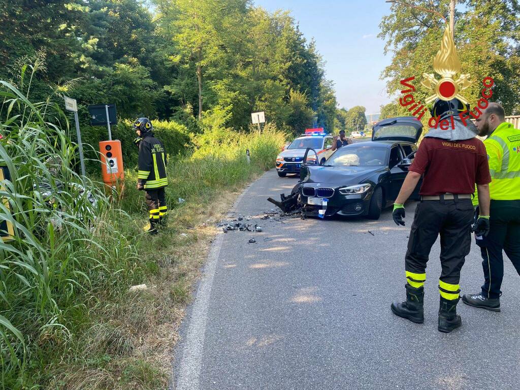 incidente cassina rizzardi scontro auto soccorsi aumbulanza e vigili del fuoco